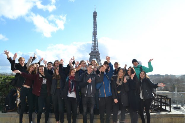 Um kulturelle Einblicke in das französische Leben zu erhalten, fuhren 18 SchülerInnen und 2 Lehrerinnen nach Paris.